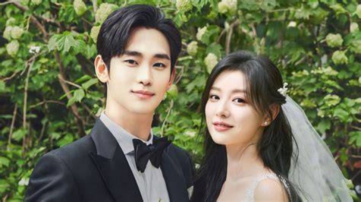 Celebrity Connections: Uncovering Kim Soo Hyun's Inner Circle