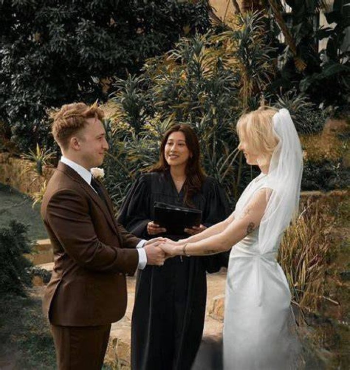 Shayne Topp And Courtney Miller Tie The Knot