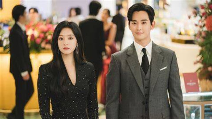Who Is Kim Soo Hyun's Real-Life Partner? Uncover The Truth